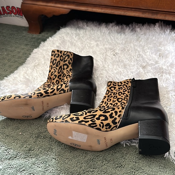 Donald Pliner booties - Picture 3 of 4